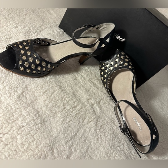 Coupleof Black an Gold Heels - Picture 6 of 16